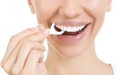 Що характерно для карієсу між зубами і чому він виникає?