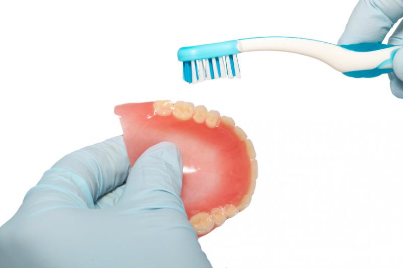 Акрилові зубні протези: різновиди, переваги, особливості догляду