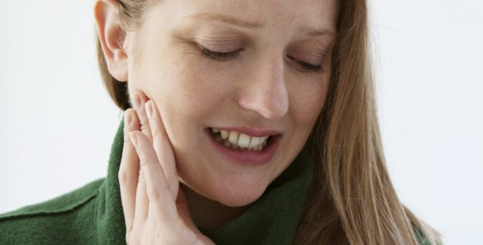 Болить зуб при натисканні на нього: причини і методи лікування